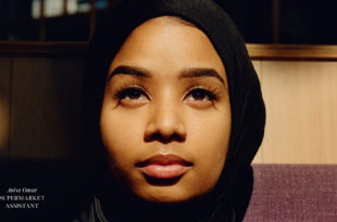 Une femme en hijab en couverture de Vogue