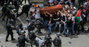 FUNÉRAILLES DE SHIREEN ABU AKLEH : LA POLICE ISRAÉLIENNE CHARGE LE CERCUEIL